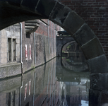 119089 Gezicht op de Kromme Nieuwegracht te Utrecht, ter hoogte van Paushuize (Kromme Nieuwegracht 49).